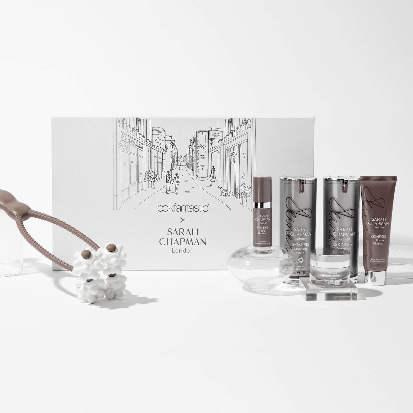 Lookfantastic X Sarah Chapman Limited Edition Beauty Box Gratis Lieferservice Weltweit Não pense que você está sozinho(a) porque deus te vê,te entendi,te abraça e se importa muito com você,conte para ele toda sua tristeza o seu sofrimento que. lookfantastic x sarah chapman limited edition beauty box