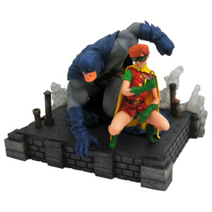 Diamond Select DC Gallery Dark Knight Returns Batman & Carrie Dlx PVC Fig