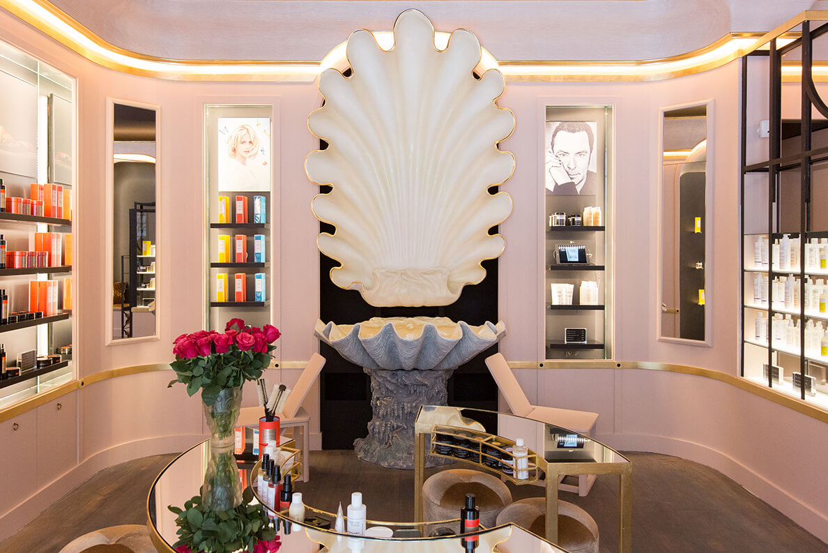 A warm and welcoming boutique dedicated to the exploration of my hair care and body products.
