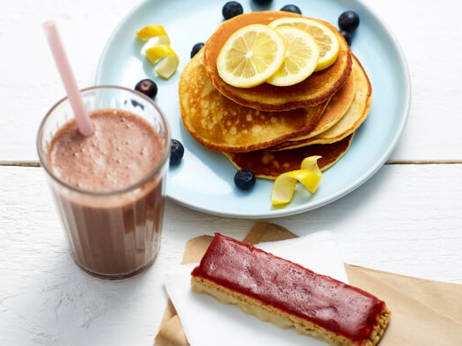 Selection of exante products Strawberry Jam & Yogurt bar, Lemon pancakes and Chocolate shake
